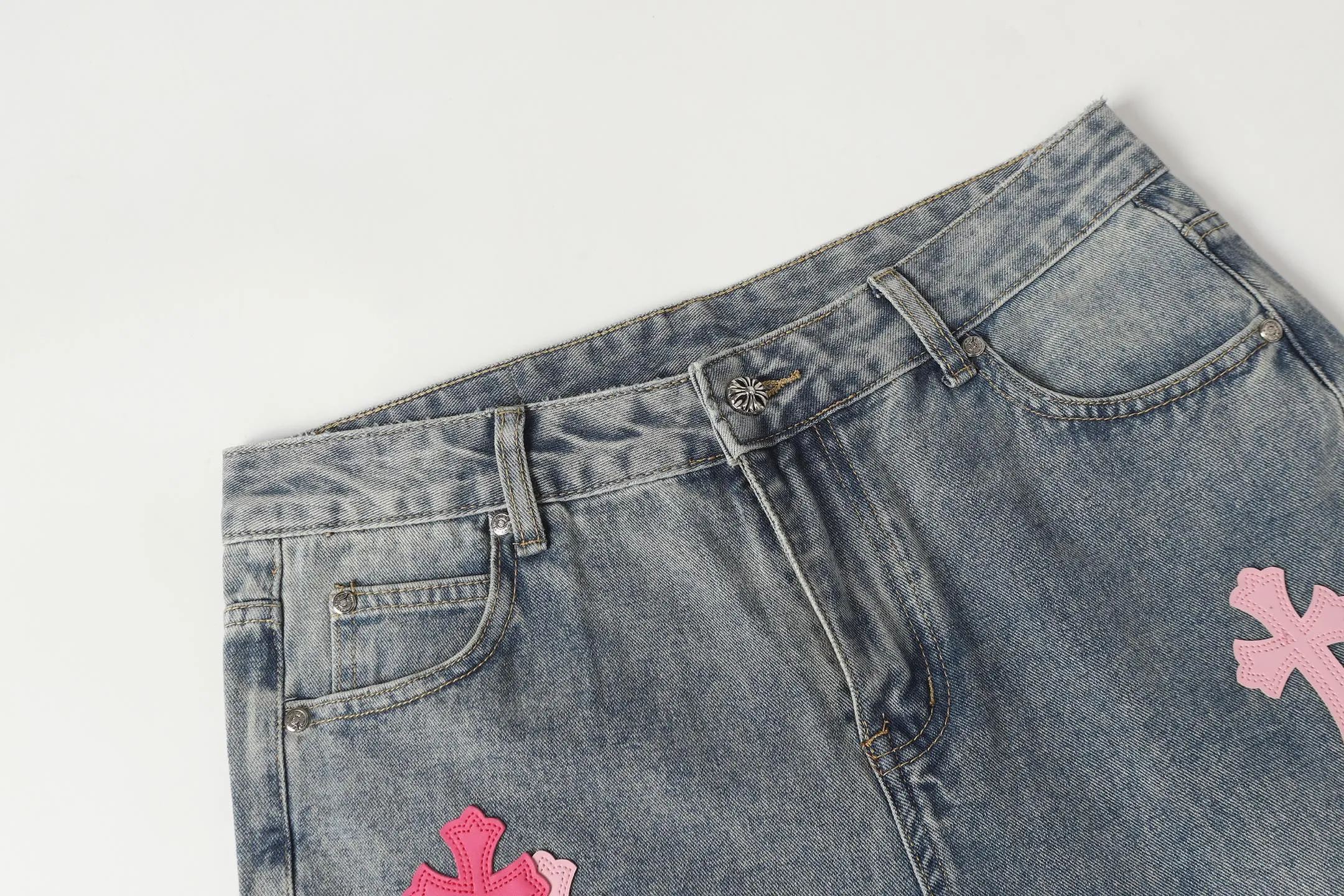 P260 Cross-border model, please do not place an order if you are pursuing quality - Chrome Hearts/Chrome Hearts Cross ✝️Pink embroidered washed jeans, trousers and casual pants - High weight, high density and high quality. The wool is soft, delicate and skin-friendly. It feels soft and silky. It has excellent warmth and skin-friendly properties. - Custom-woven and dyed, no color difference. No matter the fabric or workmanship details, it beats the ordinary version on the market. - Hardware zipper accessories are all customized, full of details - Color: washed blue -Size: 28 30 32 34 36